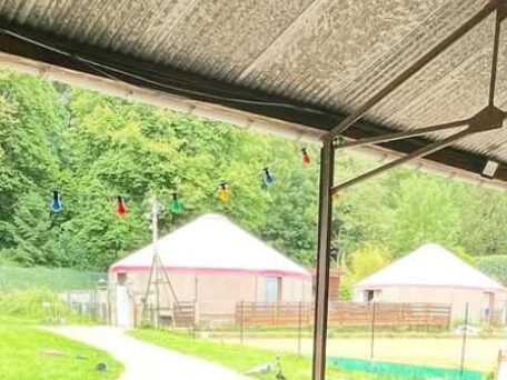 Les deux yourtes de l'école au bout de l'allée, vues depuis le préau