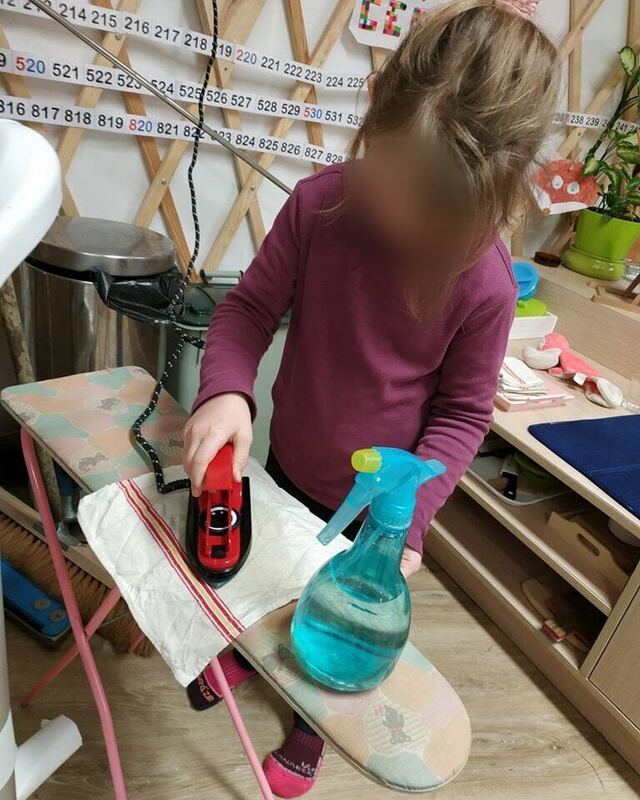 Une élève repasse un torchon, un atelier de vie pratique