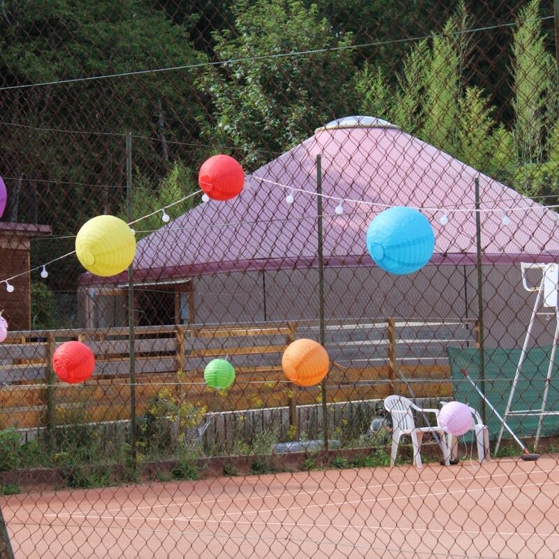 Une yourte de l'école décorée de lampions colorés